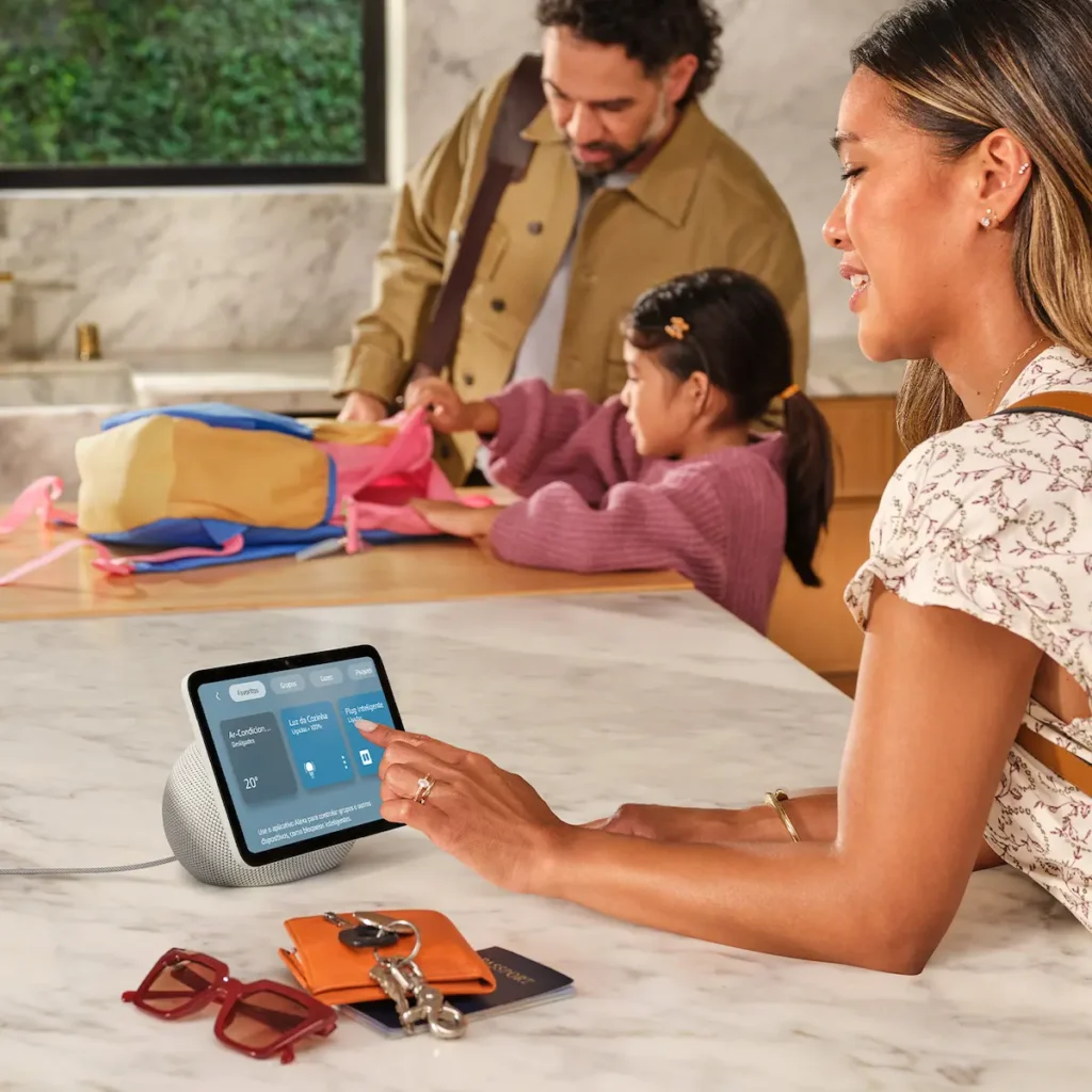 Echo Show 8 com tela interativa em ambiente de sala moderna