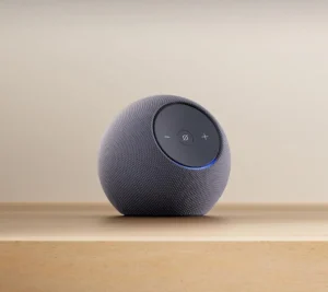 Novo Echo Dot Max preto 2026 design premium em cima de mesa de madeira